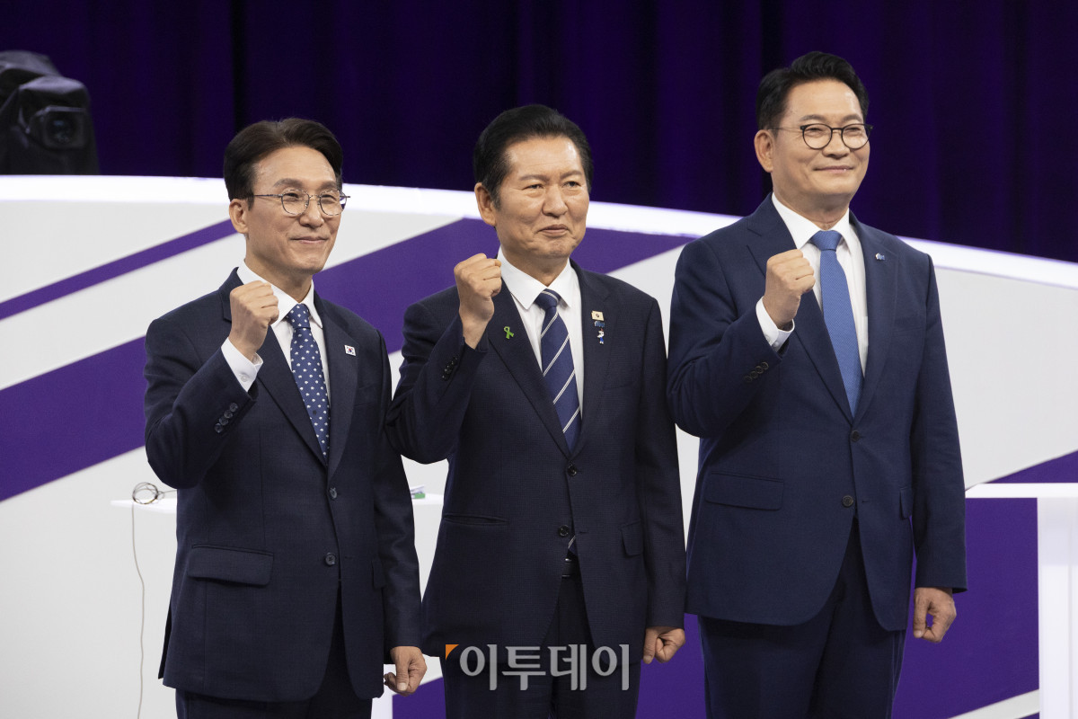 ▲김민석(왼쪽부터), 정청래, 송영길 더불어민주당 대표 후보가 29일 서울 마포구 MBC에서 TV토론회 시작 전 포즈를 취하고 있다. 국회사진기자단