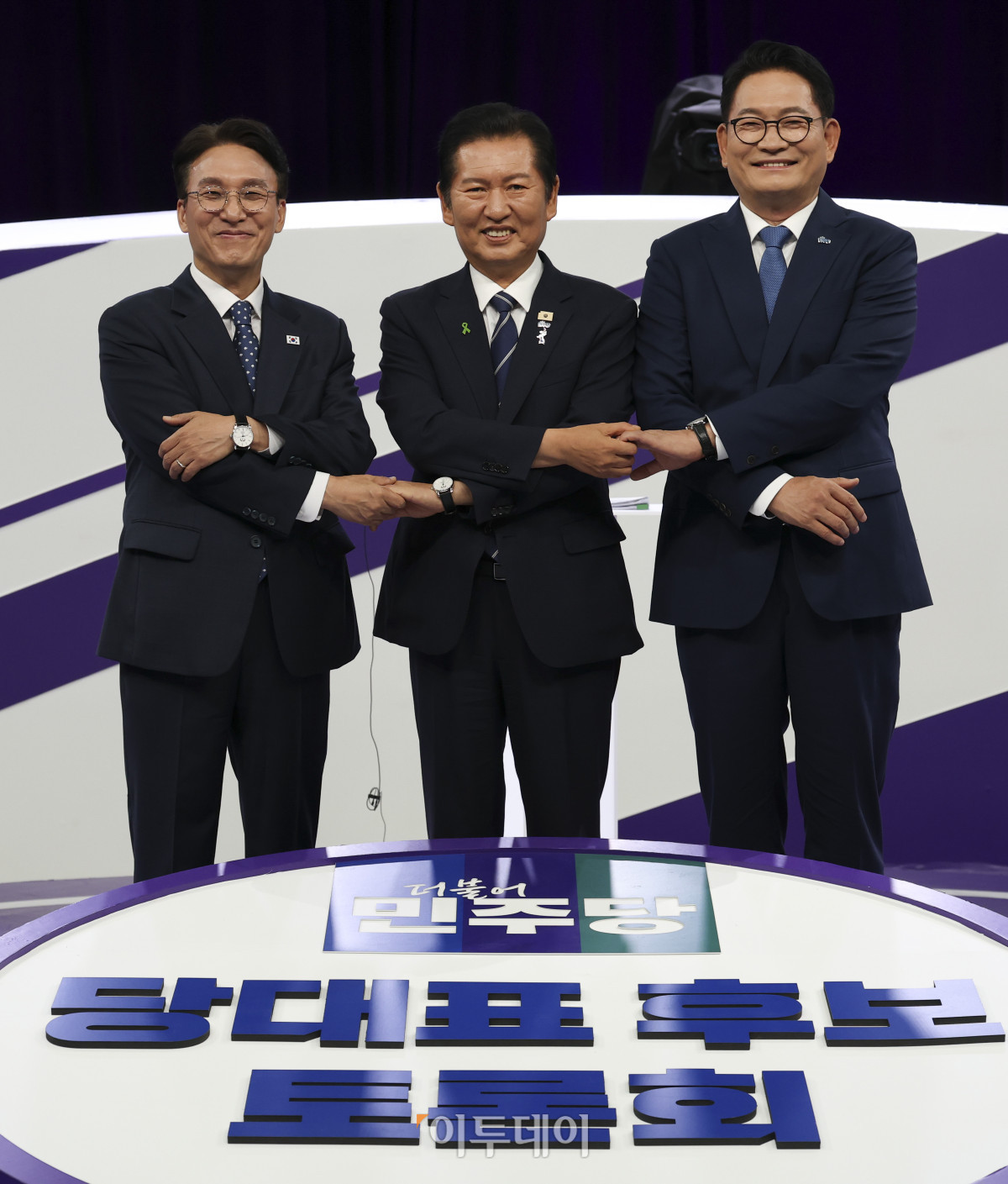 ▲김민석(왼쪽부터), 정청래, 송영길 더불어민주당 대표 후보가 29일 서울 마포구 MBC에서 TV토론회 시작 전 포즈를 취하고 있다. 국회사진기자단