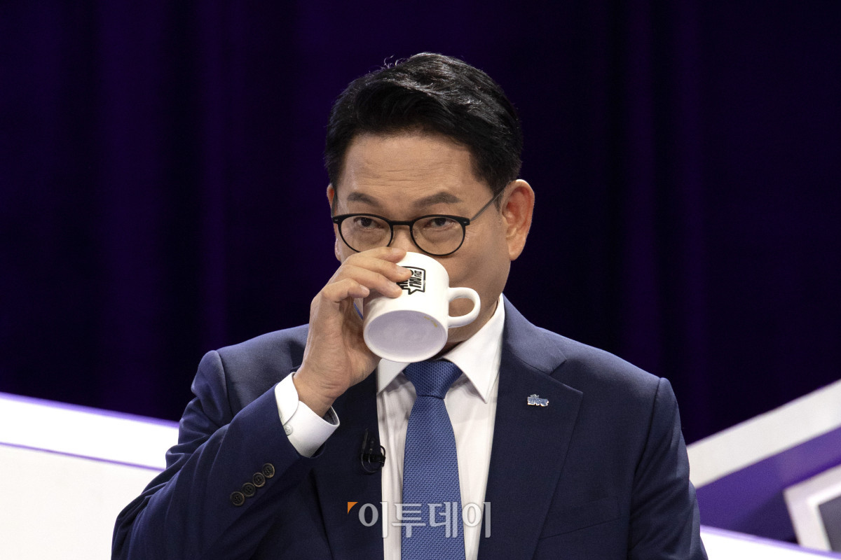 ▲송영길 더불어민주당 대표 후보가 29일 서울 마포구 MBC에서 TV토론회 시작 전 물을 마시고 있다. 국회사진기자단