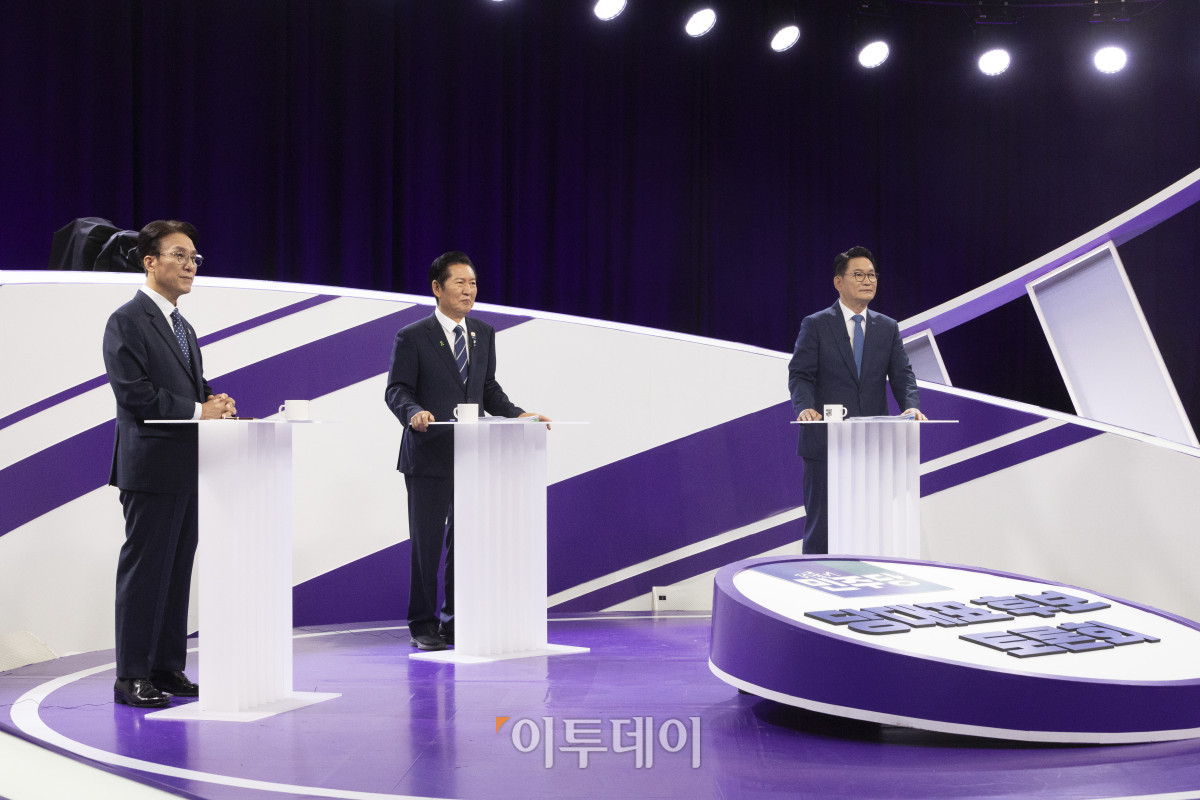▲김민석(왼쪽), 정청래, 송영길 더불어민주당 대표 후보가 29일 서울 마포구 MBC에서 TV토론회 준비를 하고 있다. 국회사진기자단