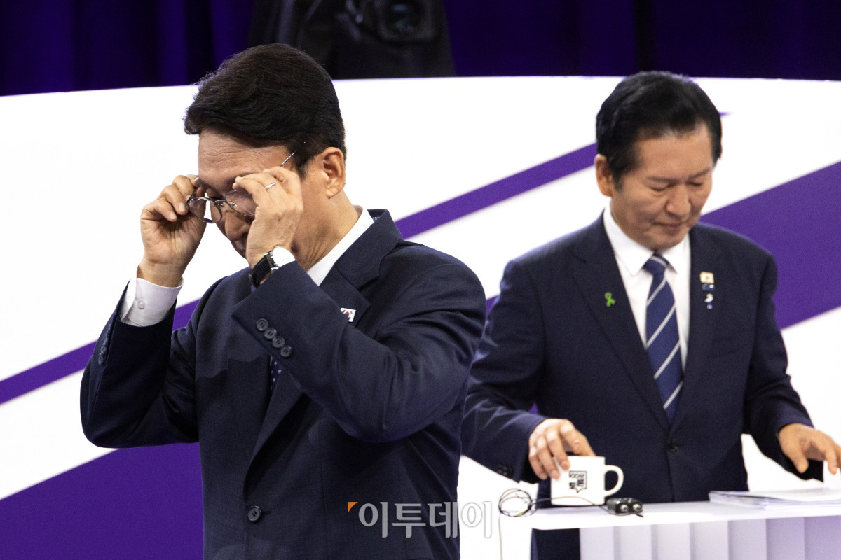 ▲김민석(왼쪽), 정청래 더불어민주당 대표 후보가 29일 서울 마포구 MBC에서 TV토론회 준비를 하고 있다. 국회사진기자단