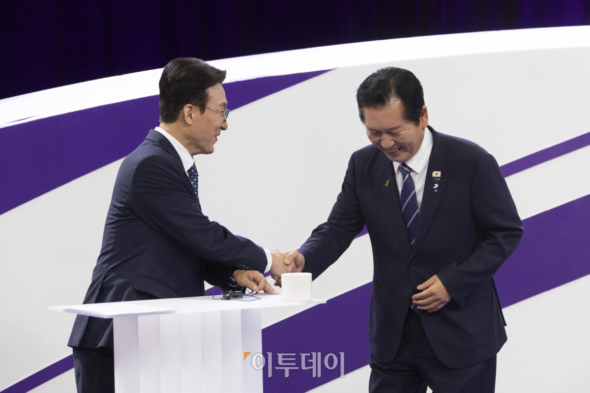 ▲김민석(왼쪽), 정청래 더불어민주당 대표 후보가 29일 서울 마포구 MBC에서 TV토론회 시작 전 악수를 하고 있다. 국회사진기자단