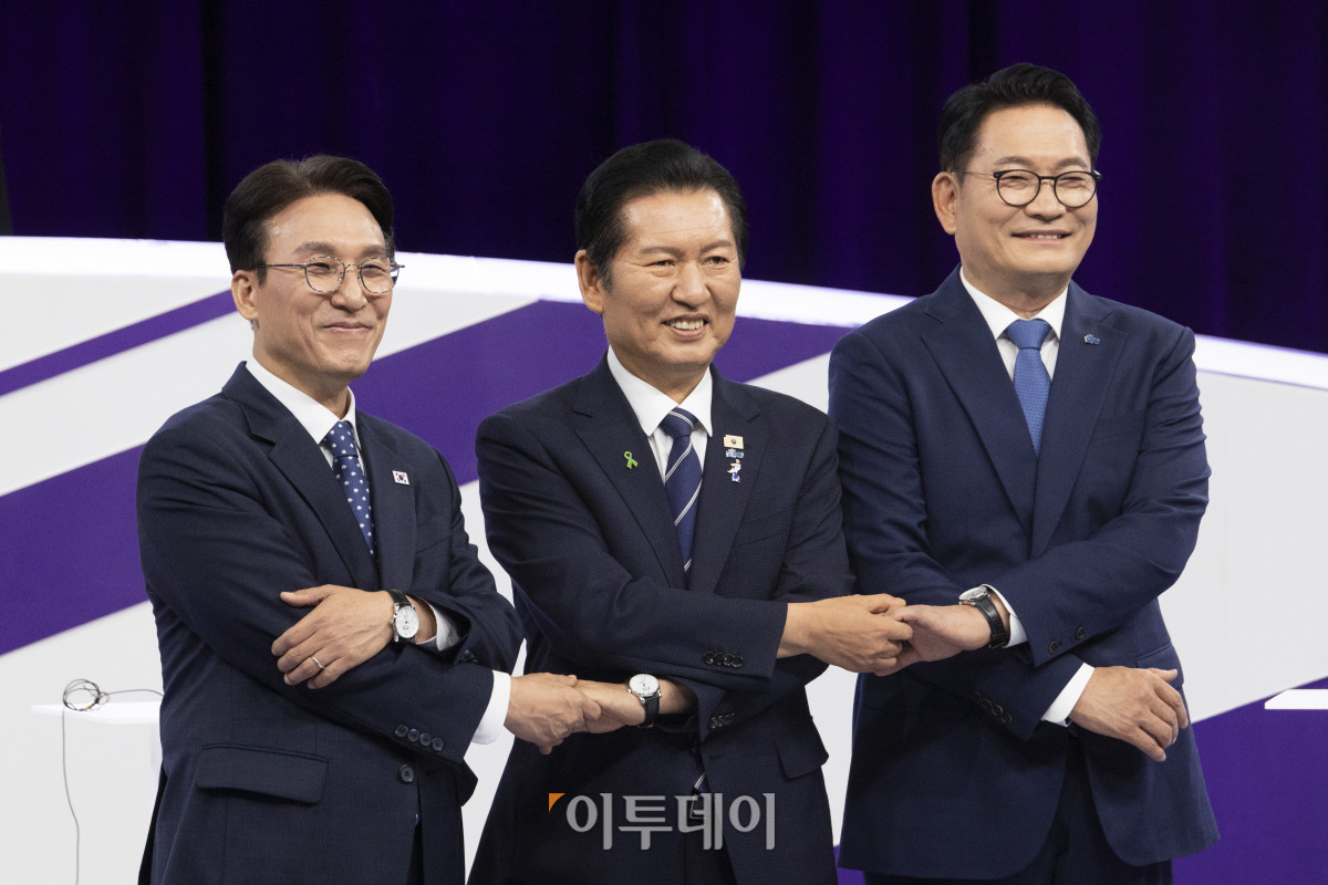 ▲김민석(왼쪽부터), 정청래, 송영길 더불어민주당 대표 후보가 29일 서울 마포구 MBC에서 TV토론회 시작 전 포즈를 취하고 있다. 국회사진기자단