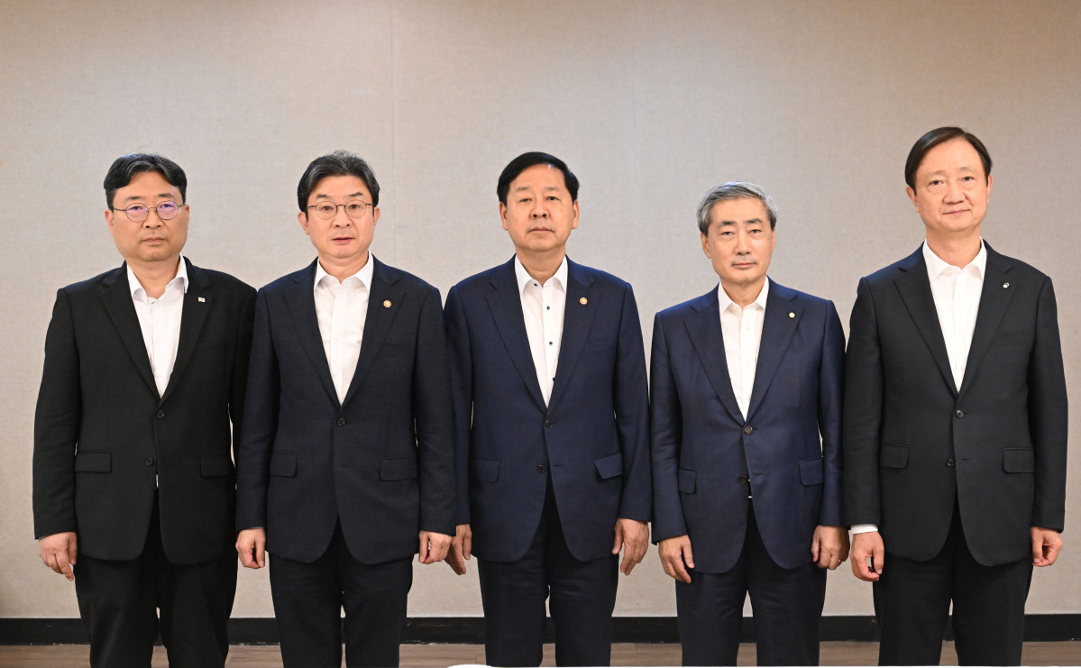 ▲구윤철 부총리 겸 재정경제부 장관이 7월 29일 서울 종로구 정부서울청사에서 열린 긴급 시장상황점검회의를 주재 하기에 앞서 사진촬영을 하고 있다.<왼쪽부터 하준경 청와대 경제성장수석, 이억원 금융위원장, 구윤철 부총리, 신현송 한국은행 총재, 이찬진 금융감독원장> (재정경제부)
