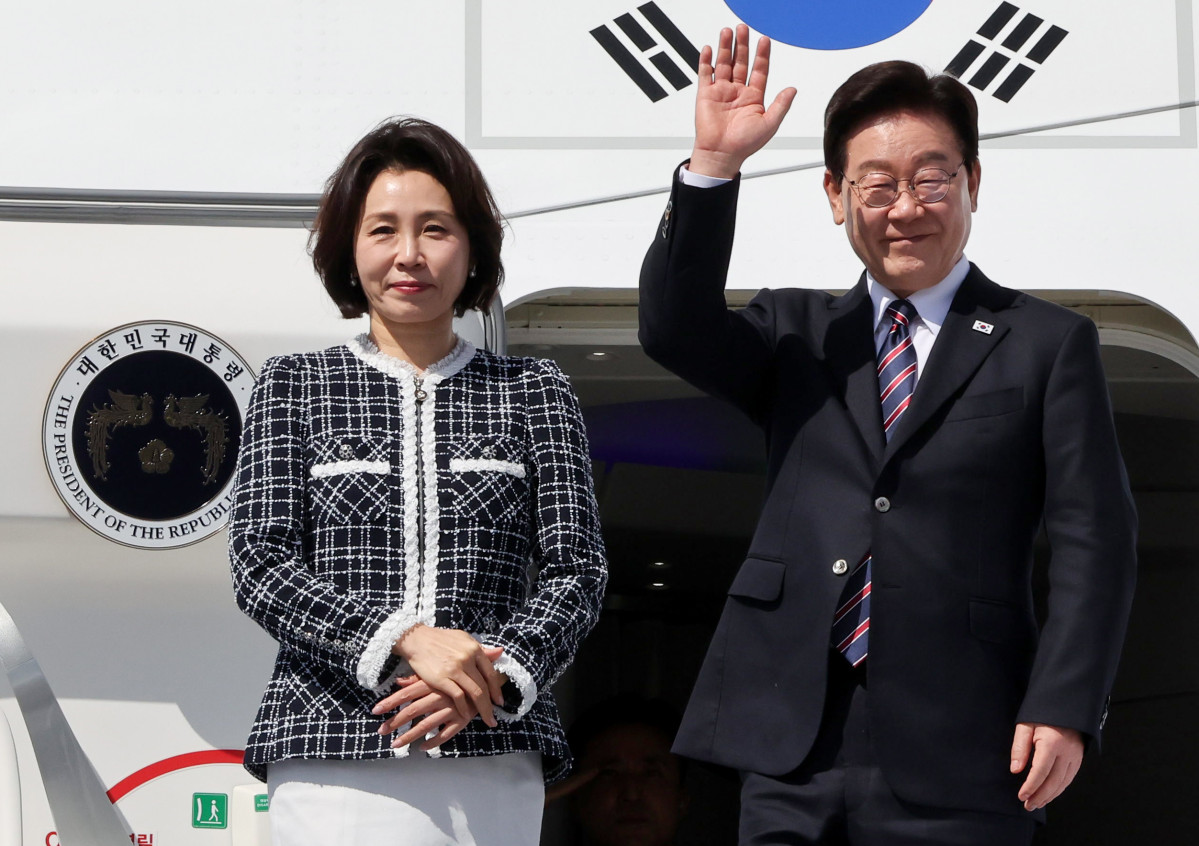▲브라질 국빈 방문을 마친 이재명 대통령과 김혜경 여사가 29일(현지시간) 상파울루 과룰류스 국제공항 공군 1호기에서 환송객에게 인사하고 있다. 사진=연합뉴스