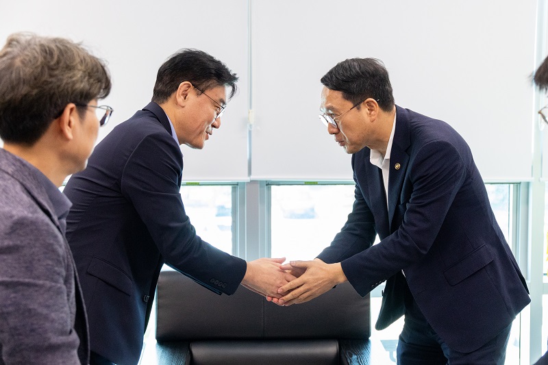 ▲김재준 군산시장(왼쪽)이 새만금개발청을 방문해 문성요 새만금개발청장과 인사를 나누고 있다. (사진제공=군산시)