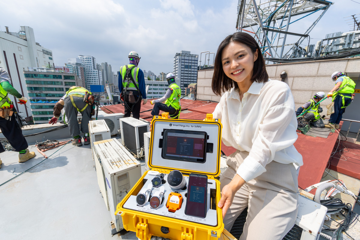 ▲KT가 삼성전자와 손잡고 산업 현장 근로자를 위한 기업전용 5G 부가서비스인 ‘안전관리 Watch’를 출시하고 기업 고객의 산업 안전 지원에 나선다고 30일 밝혔다. KT 모델이 ‘안전관리 Watch’ 시연용 키트를 소개하는 모습. (사진제공=KT)