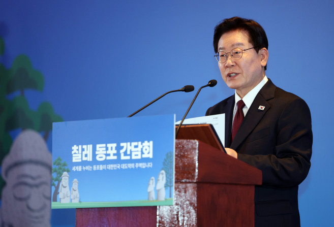 ▲이재명 대통령이 29일(현지시간) 칠레 산티아고 한 호텔에서 열린 동포 만찬간담회에서 인사말을 하고 있다. (연합뉴스)
