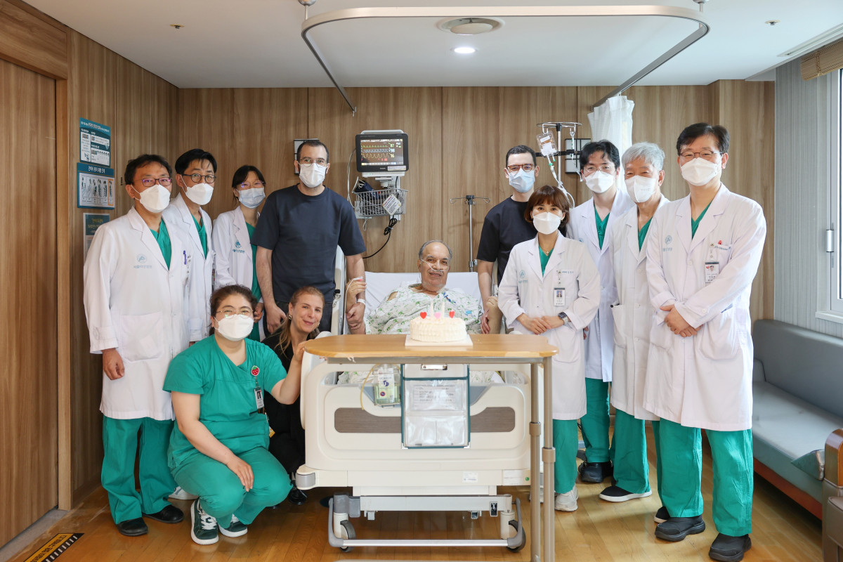 ▲모로코 삼부자 가족이 서울아산병원 간이식팀 의료진과 기념촬영을 하고 있다. (사진제공=서울아산병원)