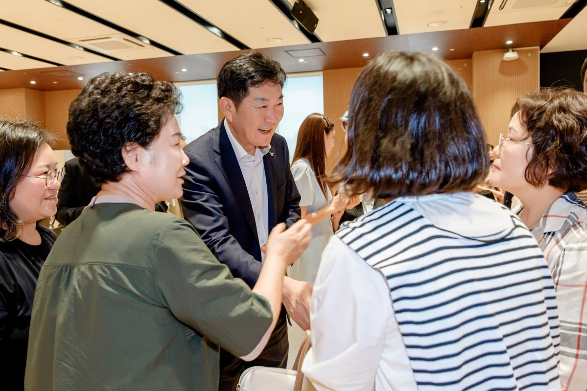 ▲조용호 오산시장이 경기마을교육공동체 오산시지부 출범식에서 참석자들과 인사를 나누고 있다. (조용호 오산시장 페이스북 캡쳐)