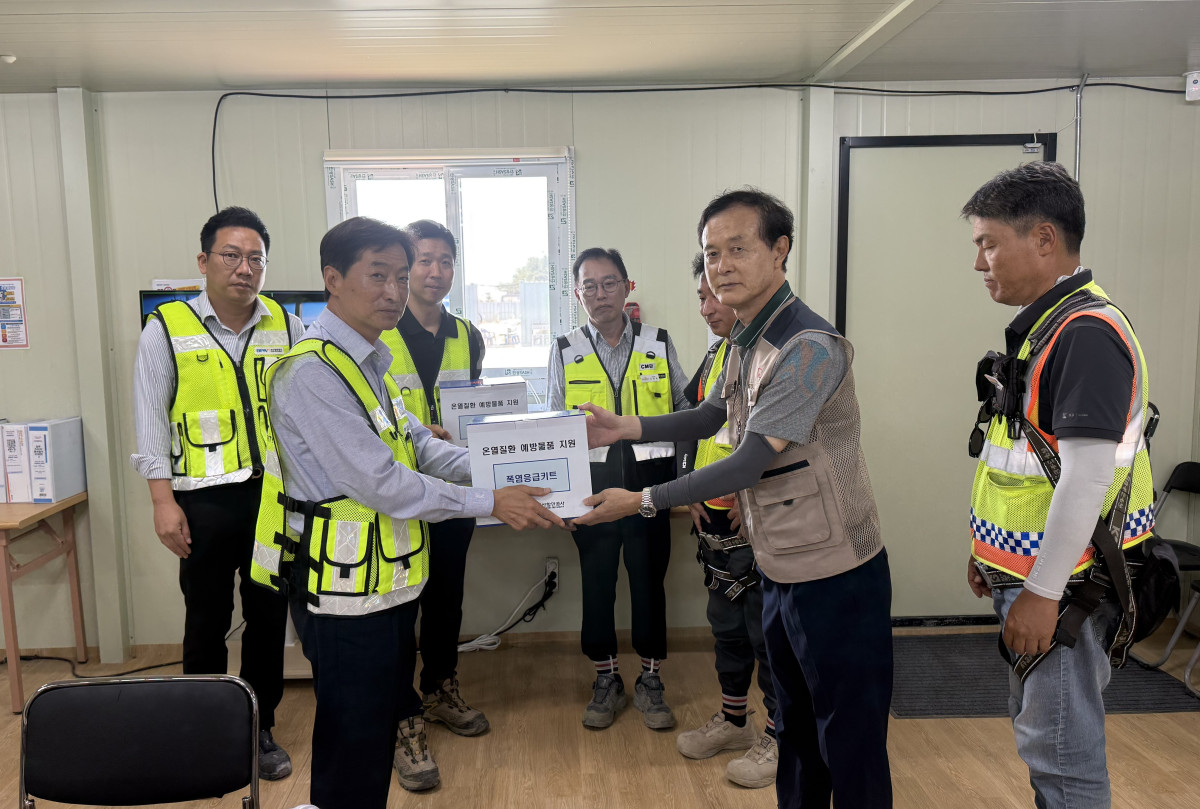 ▲BPA 직원들이 부산항 현장 근로자들에게 이온음료를 전달하고 있다. (사진제공=부산항만공사)