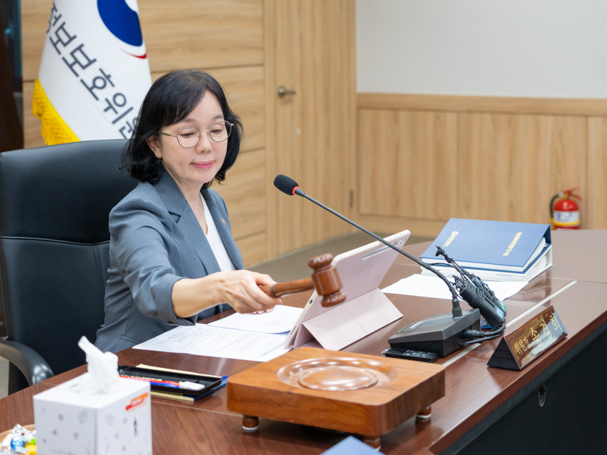 ▲29일 서울 종로구 정부서울청사에서 열린 개인정보보호위원회 전체회의에서 송경희 위원장이 의사봉을 두드리고 있다. (사진제공=개인정보보호위원회)