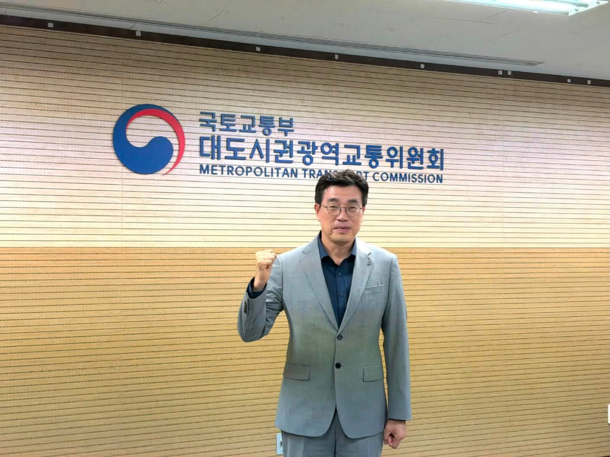 ▲최원용 평택시장이 세종시 국토교통부 대도시권광역교통위원회를 찾아 평택의 광역교통 현안 지원을 요청했다. (최원용 평택시장 페이스북)