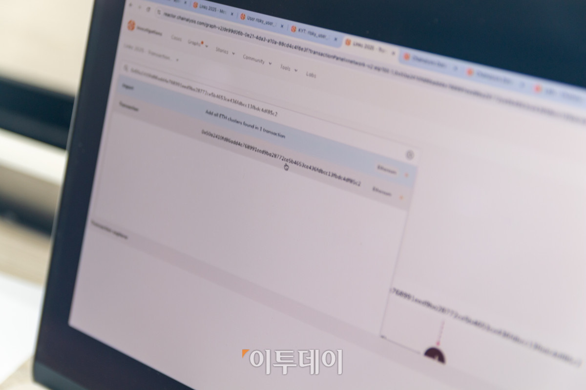 ▲신호열 대표가 체이널리시스의 공개 발표 ‘Blockchain Intelligence’(Links 2025) 영상에서 Reactor 검색 화면을 확인하고 있다. 영상에서는 0x로 시작하는 트랜잭션 해시가 입력된 뒤 이에 대응하는 이더리움 거래와 ETH 클러스터가 불러오기 대상으로 표시된다. 특허법인 지평은 Reactor의 검색 화면 등 외부 동작과 체이널리시스의 데이터 수집·인덱싱 관련 기술자료를 청구항 1의 구성요소와 대조했다. (박정호 기자 godot@)