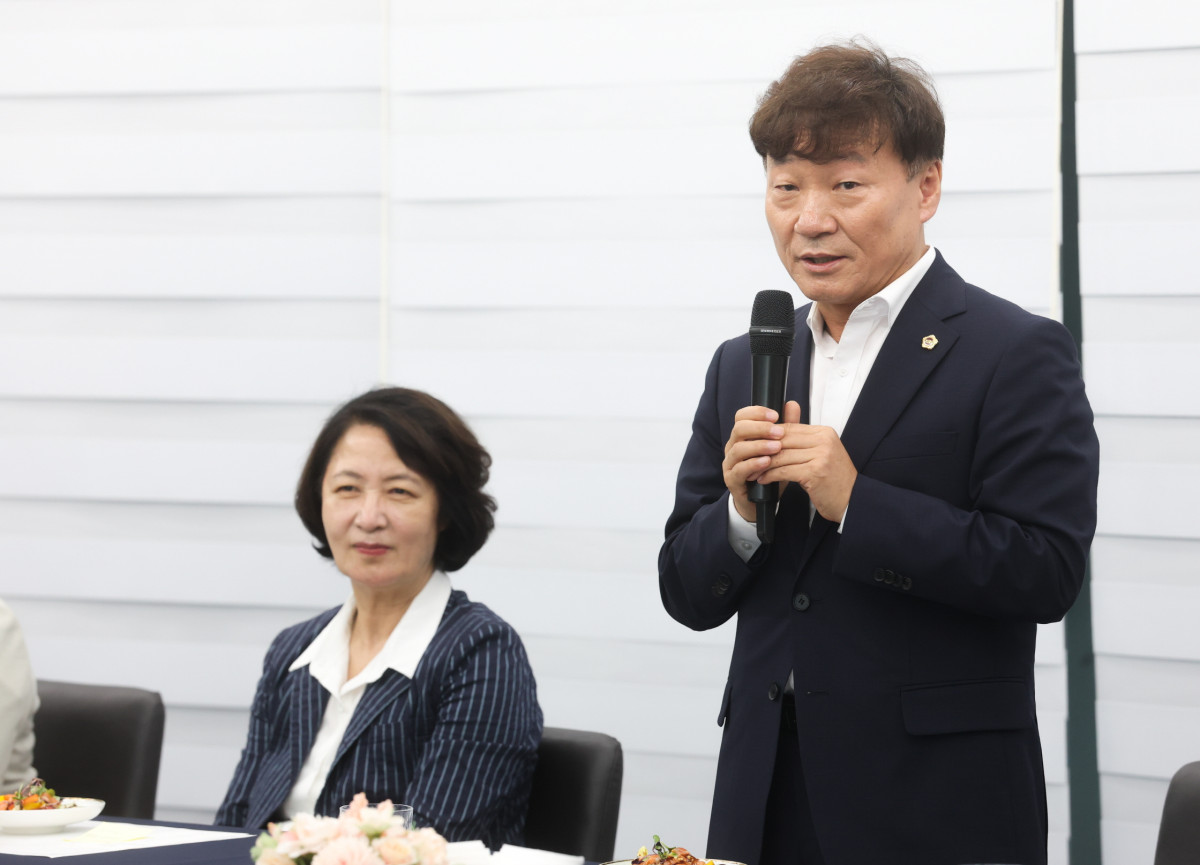 ▲남종섭 경기도의회 의장이 29일 옛 도지사 공관인 도담소에서 열린 '도-도의회 의장단·대표의원·상임위원장단 만찬 간담회'에서 발언하고 있다. (경기도의회)