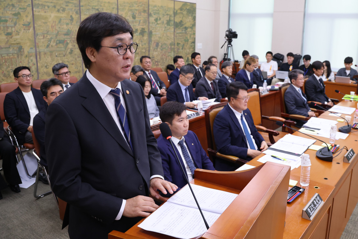 ▲최휘영 문화체육관광부 장관이 30일 국회 문화체육관광위원회에서 열린 대한축구협회 현안 관련 청문회에서 업무 보고하고 있다. (연합뉴스)