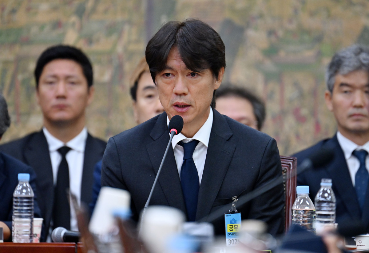 ▲홍명보 전 축구대표팀 감독이 30일 국회 문화체육관광위원회에서 열린 대한축구협회 현안 관련 청문회에 증인으로 출석해 의원 질의에 답하고 있다. (연합뉴스)