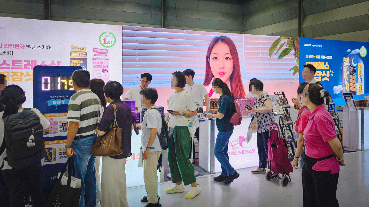 ▲서울 강남구 코엑스에서 열린 ‘국제수면치유박람회’ 방문객들이 ‘대원헬스’ 부스를 둘러보고 있다. (사진제공=대원제약)