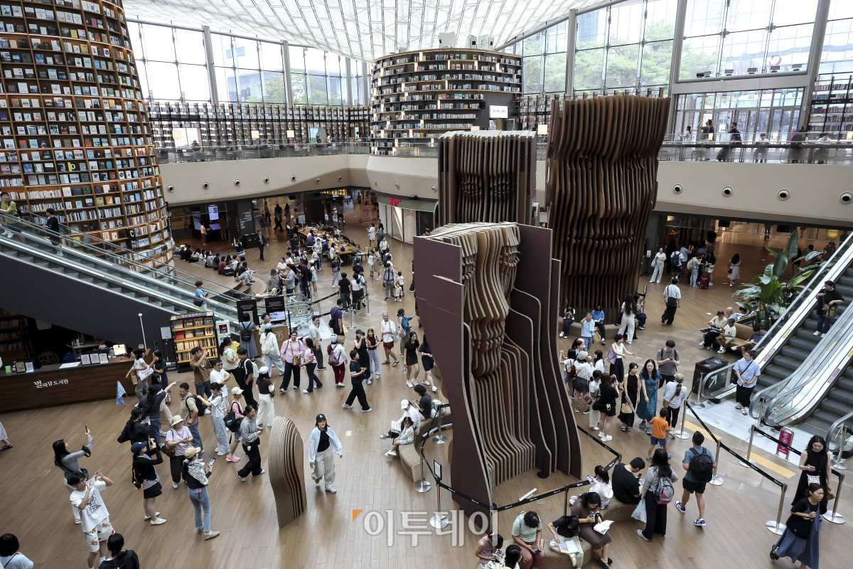 ▲전국 대부분 지역에 폭염특보가 발효된 30일 서울 강남구 코엑스 별마당도서관을 찾은 시민들이 더위를 식히며 여유를 즐기고 있다. 이날 기상청은 낮 최고기온이 39도까지 올라 무덥겠고 열대야 현상이 나타나는 지역이 많을 것으로 예보했다. 특히 야외활동에 있어서 온열질환 발생 가능성이 있으니 각별히 유의해야 한다고 당부했다. 고성준 기자 joonko1@