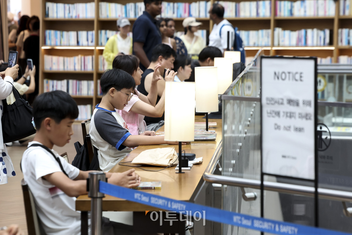 ▲전국 대부분 지역에 폭염특보가 발효된 30일 서울 강남구 코엑스 별마당도서관을 찾은 시민들이 독서를 하며 더위를 식히고 있다. 이날 기상청은 낮 최고기온이 39도까지 올라 무덥겠고 열대야 현상이 나타나는 지역이 많을 것으로 예보했다. 특히 야외활동에 있어서 온열질환 발생 가능성이 있으니 각별히 유의해야 한다고 당부했다. 고성준 기자 joonko1@