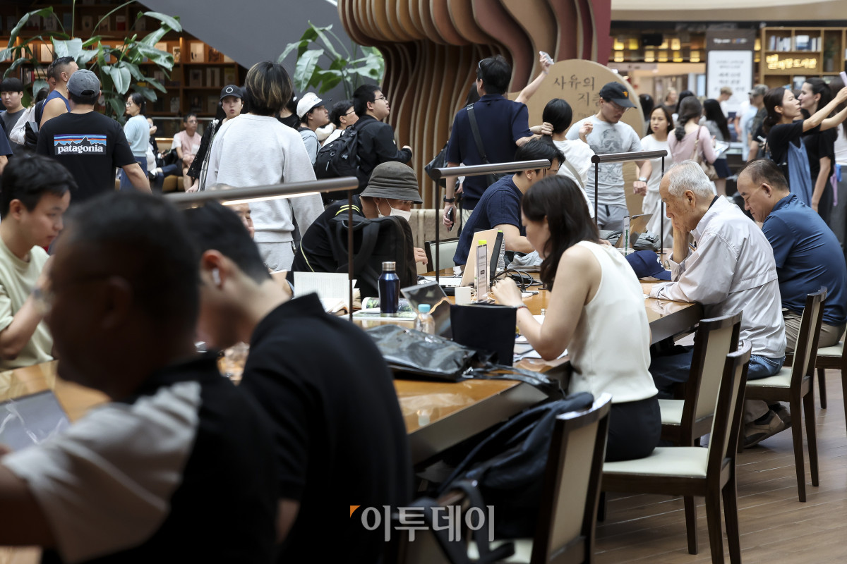 ▲전국 대부분 지역에 폭염특보가 발효된 30일 서울 강남구 코엑스 별마당도서관을 찾은 시민들이 독서를 하며 더위를 식히고 있다. 이날 기상청은 낮 최고기온이 39도까지 올라 무덥겠고 열대야 현상이 나타나는 지역이 많을 것으로 예보했다. 특히 야외활동에 있어서 온열질환 발생 가능성이 있으니 각별히 유의해야 한다고 당부했다. 고성준 기자 joonko1@