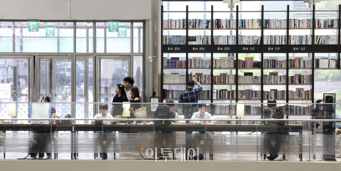 ▲전국 대부분 지역에 폭염특보가 발효된 30일 서울 강남구 코엑스 별마당도서관을 찾은 시민들이 독서를 하며 더위를 식히고 있다. 이날 기상청은 낮 최고기온이 39도까지 올라 무덥겠고 열대야 현상이 나타나는 지역이 많을 것으로 예보했다. 특히 야외활동에 있어서 온열질환 발생 가능성이 있으니 각별히 유의해야 한다고 당부했다. 고성준 기자 joonko1@