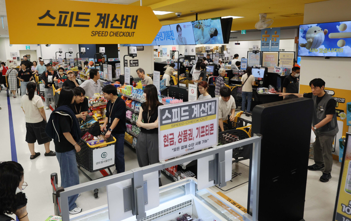 ▲여름 휴가철과 방학 시즌을 겨냥한 대형마트들의 할인 경쟁이 본격화된 30일 서울 이마트 용산점이 쇼핑객들로 붐비고 있다. 이마트와 롯데마트는 이날부터 내달 2일까지 각각 ‘고래잇 페스타’와 ‘통큰데이’를 열고 제철 신선식품부터 축산물, 생활용품, 가전제품까지 대규모 할인 행사를 진행한다. 여름철 수요가 높은 먹거리를 전면에 내세우는 동시에 고객 참여 이벤트와 온·오프라인 연계 혜택을 강화해 소비자 발길을 잡겠다는 전략이다. 신태현 기자 holjjak@