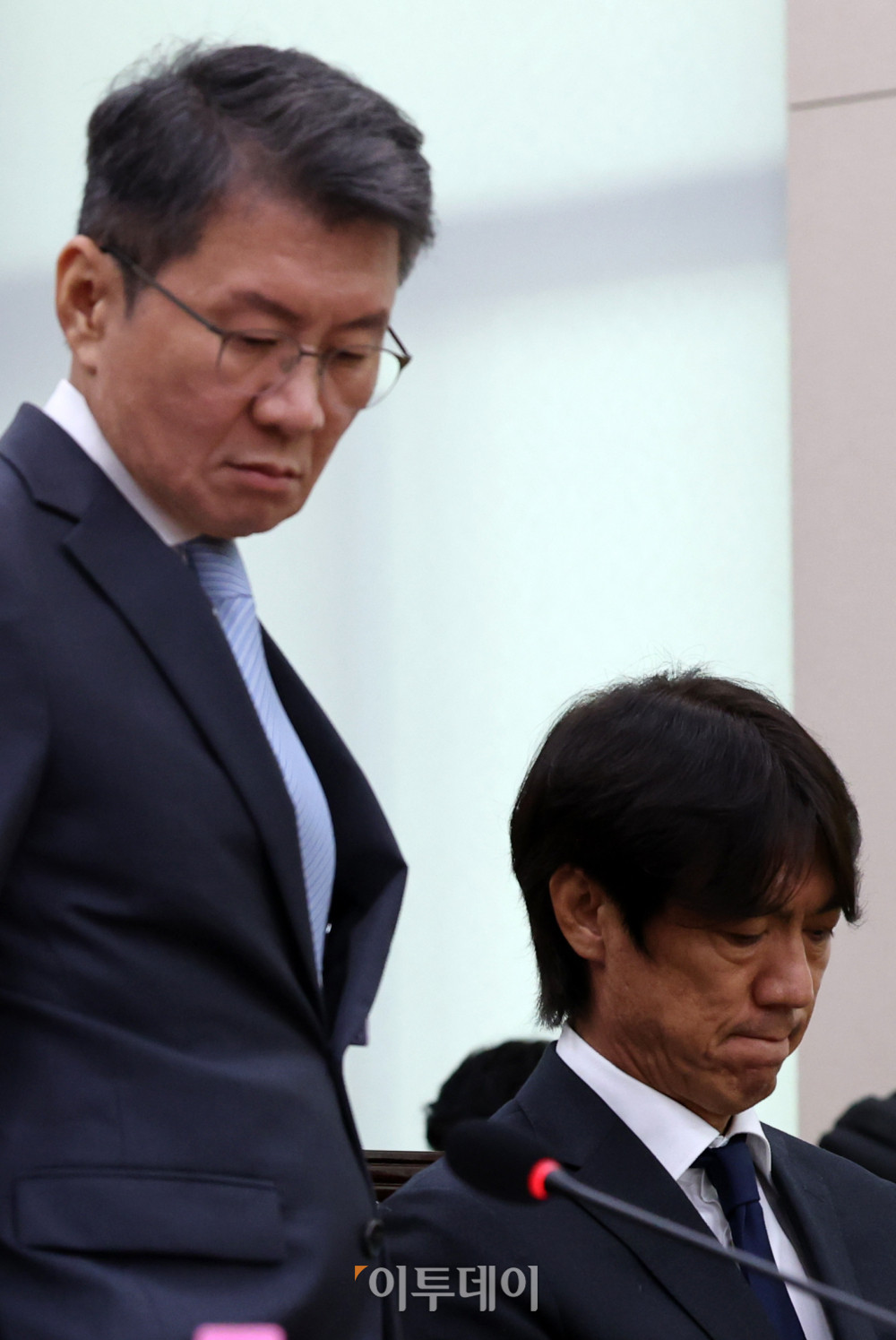 ▲정몽규(왼쪽) 전 대한축구협회장과 홍명보 전 축구대표팀 감독이 30일 서울 여의도 국회 문화체육관광위원회에서 열린 대한축구협회 현안 관련 청문회에 증인으로 출석하고 있다. 고이란 기자 photoeran@