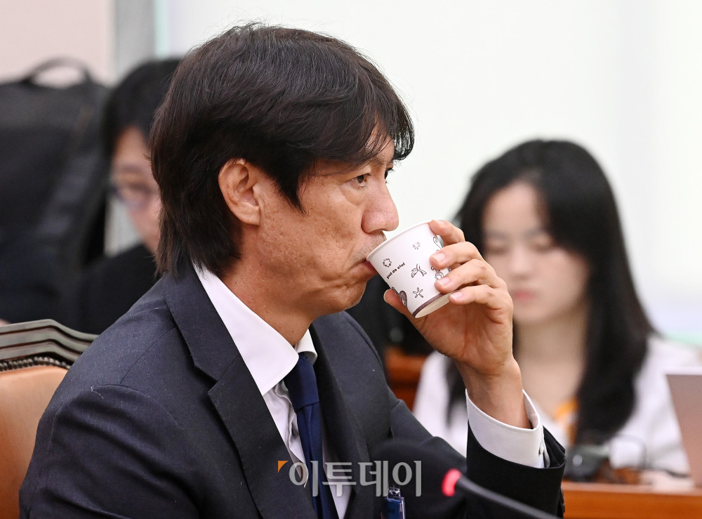▲홍명보 전 축구대표팀 감독이 30일 서울 여의도 국회 문화체육관광위원회에서 열린 대한축구협회 현안 관련 청문회에서 물을 마시고 있다. 고이란 기자 photoeran@