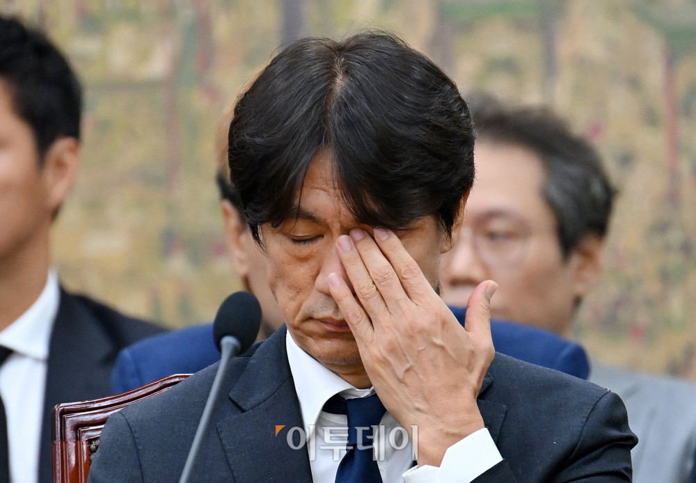 ▲홍명보 전 축구대표팀 감독이 30일 서울 여의도 국회 문화체육관광위원회에서 열린 대한축구협회 현안 관련 청문회에서 얼굴을 만지고 있다. 고이란 기자 photoeran@