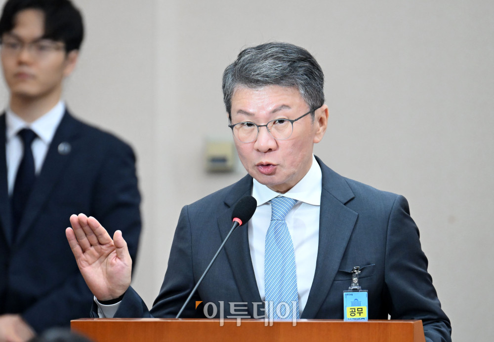 ▲정몽규 전 대한축구협회장이 30일 서울 여의도 국회 문화체육관광위원회에서 열린 대한축구협회 현안 관련 청문회에서 증인선서를 하고 있다. 고이란 기자 photoeran@
