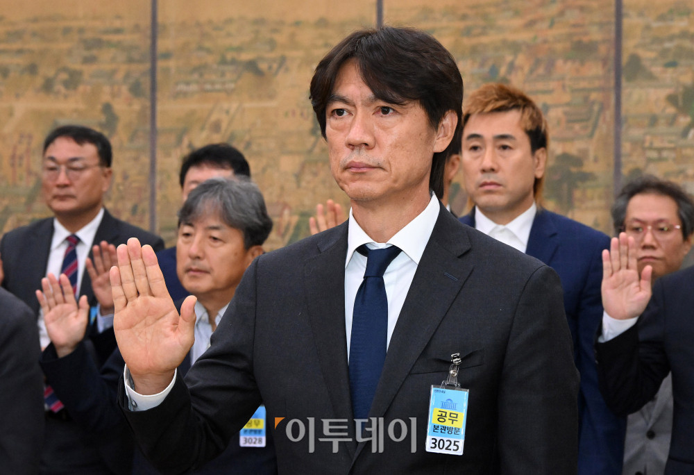 ▲홍명보 전 축구대표팀 감독이 30일 서울 여의도 국회 문화체육관광위원회에서 열린 대한축구협회 현안 관련 청문회에서 증인선서를 하고 있다. 고이란 기자 photoeran@