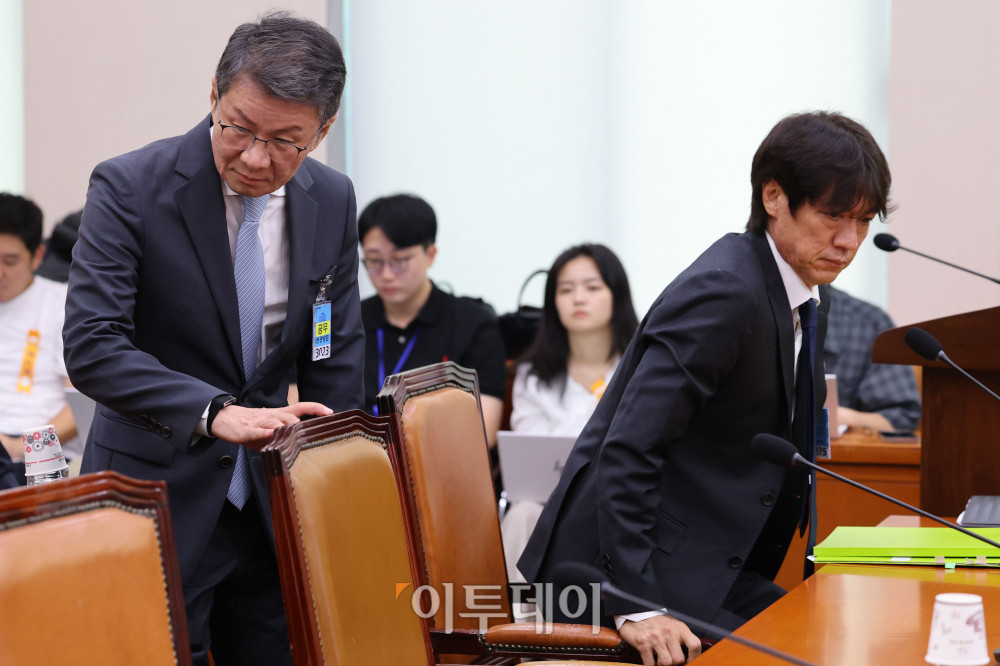 ▲정몽규(왼쪽) 전 대한축구협회장과 홍명보 전 축구대표팀 감독이 30일 서울 여의도 국회 문화체육관광위원회에서 열린 대한축구협회 현안 관련 청문회에 증인으로 출석하고 있다. 고이란 기자 photoeran@