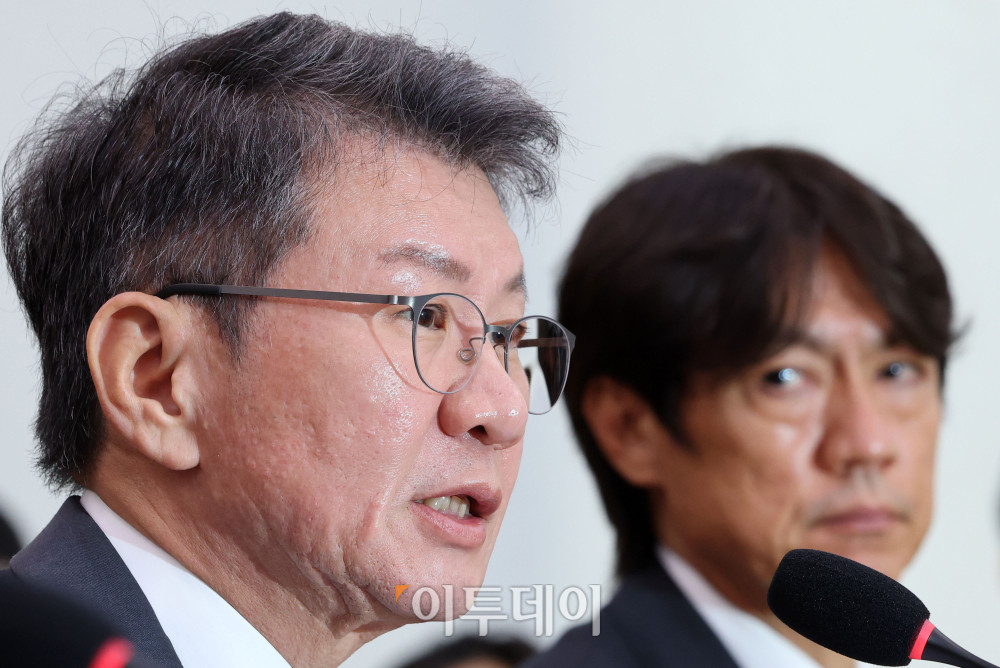 ▲정몽규(왼쪽) 전 대한축구협회장과 홍명보 전 축구대표팀 감독이 30일 서울 여의도 국회 문화체육관광위원회에서 열린 대한축구협회 현안 관련 청문회에서 의원 질의에 답하고 있다. 고이란 기자 photoeran@