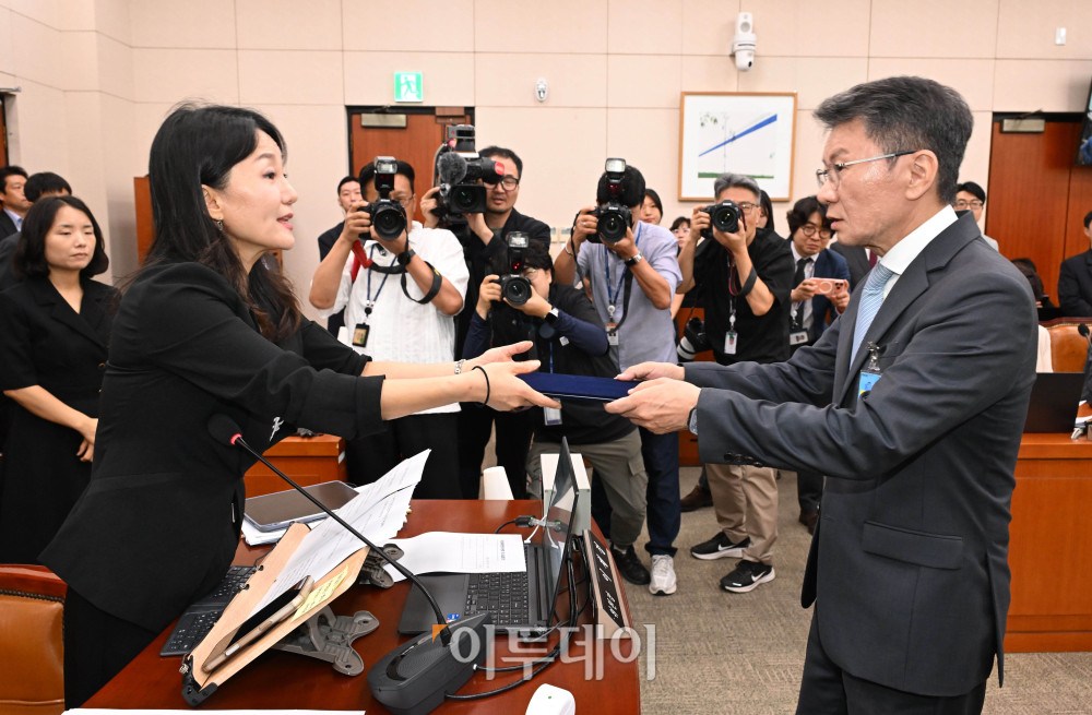 ▲정몽규(오른쪽) 전 대한축구협회장이 30일 서울 여의도 국회에서 열린 문화체육관광위원회의 대한축구협회 현안 관련 청문회에서 증인선서를 마치고 이재정 위원장에게 선서문을 제출하고 있다. 고이란 기자 photoeran@
