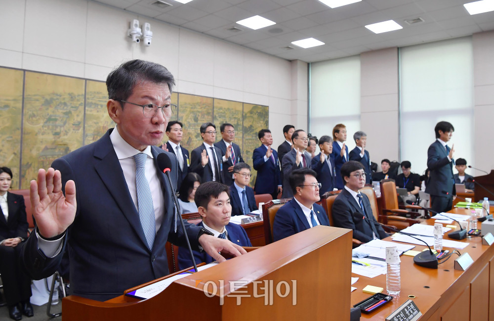▲정몽규(왼쪽) 전 대한축구협회장과 홍명보(오른쪽) 전 축구대표팀 감독이 30일 서울 여의도 국회 문화체육관광위원회에서 열린 대한축구협회 현안 관련 청문회에서 증인선서를 하고 있다. 고이란 기자 photoeran@