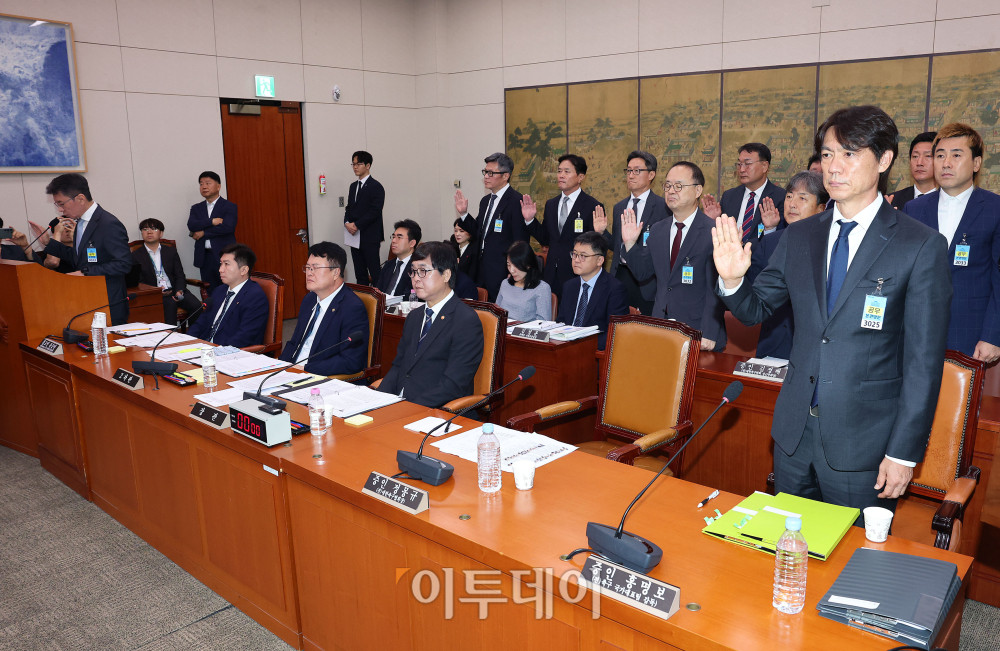 ▲정몽규(왼쪽) 전 대한축구협회장과 홍명보(앞줄 오른쪽) 전 축구대표팀 감독을 비롯한 증인들이 30일 서울 여의도 국회 문화체육관광위원회에서 열린 대한축구협회 현안 관련 청문회에서 증인선서를 하고 있다. 고이란 기자 photoeran@