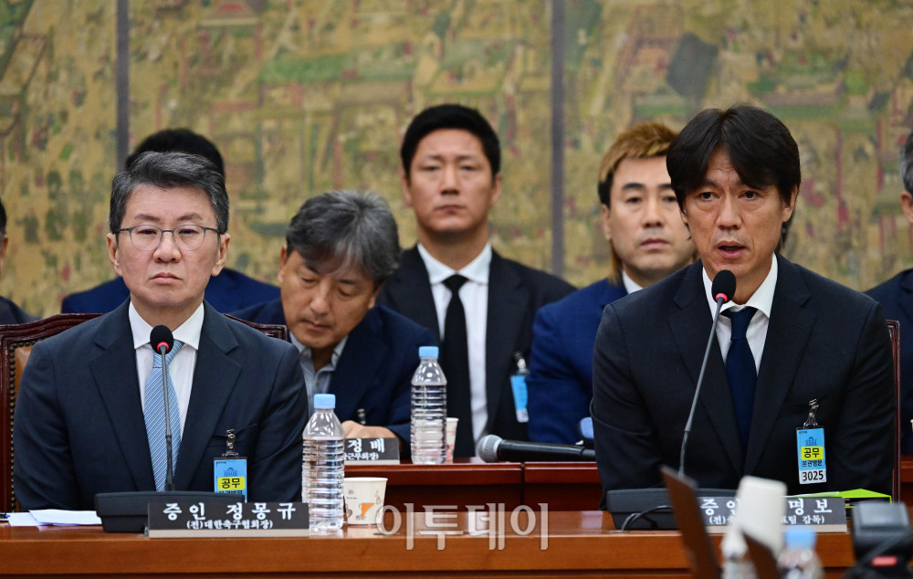 ▲홍명보 전 축구대표팀 감독이 30일 서울 여의도 국회 문화체육관광위원회에서 열린 대한축구협회 현안 관련 청문회에서 의원 질의에 답하고 있다. 왼쪽은 정몽규 전 대한축구협회장. 고이란 기자 photoeran@