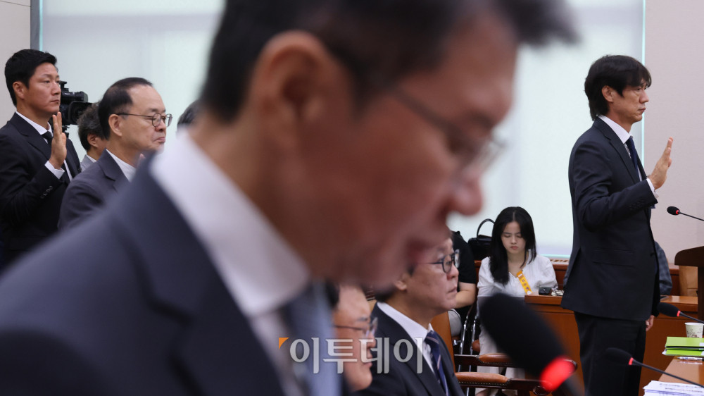 ▲정몽규(왼쪽) 전 대한축구협회장과 홍명보 전 축구대표팀 감독이 30일 서울 여의도 국회 문화체육관광위원회에서 열린 대한축구협회 현안 관련 청문회에서 증인선서를 하고 있다. 고이란 기자 photoeran@
