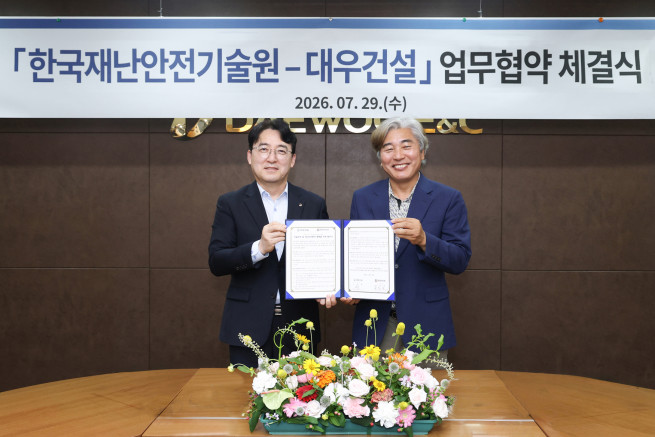 ▲01. 대우건설 신동혁 CSO(사진 왼쪽)와 송창영 한국재난안전기술원 이사장이 업무협약 체결 후 기념 사진을 촬영하고 있다. (사진제공=대우건설)