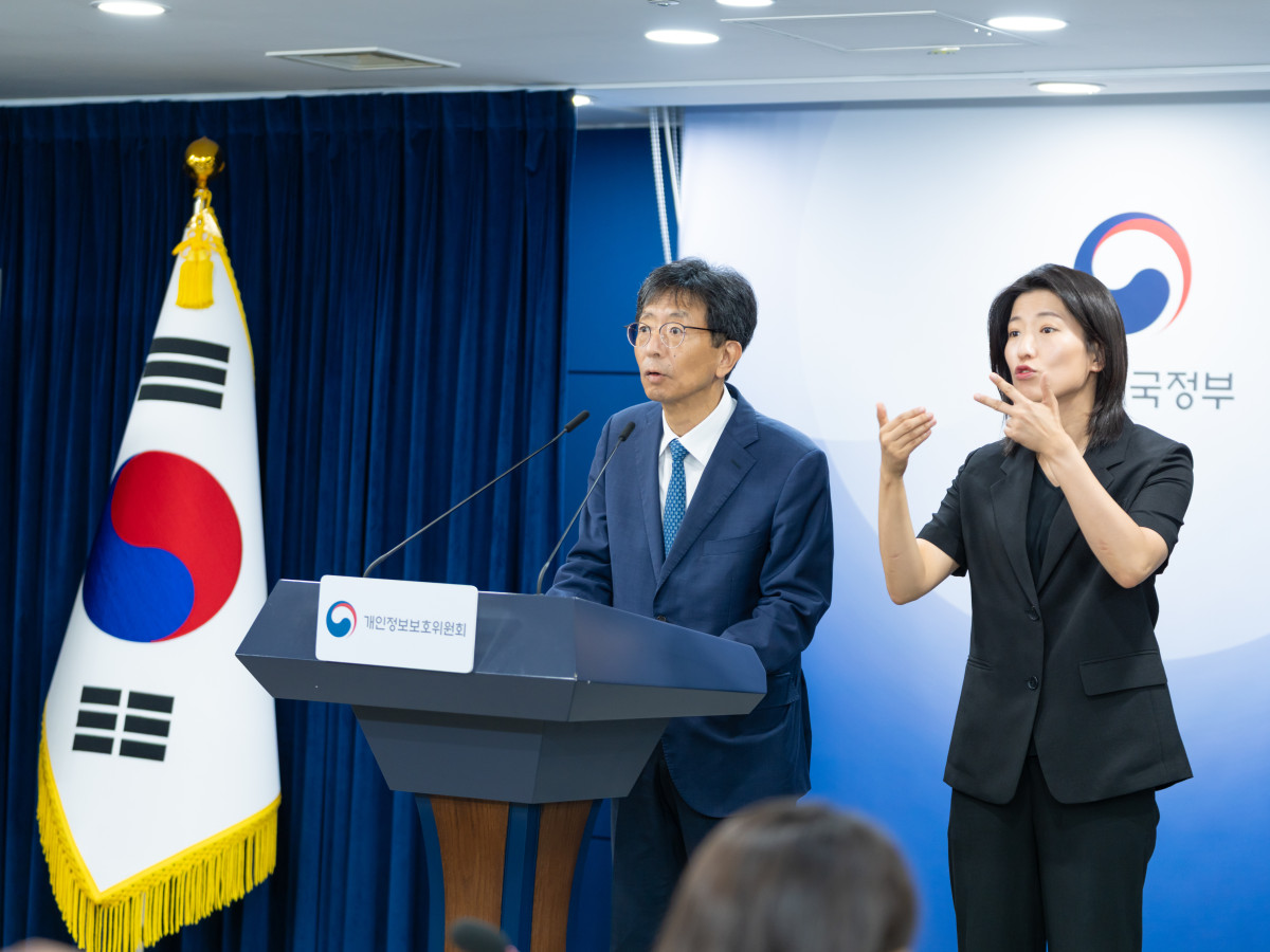 ▲양청삼 개인정보보호위원회 사무처장이 정부서울청사에서 KT와 LGU+ 개인정보 유출사고에 대한 조사 처분 결과에 대하여 브리핑을 하고 있다. (사진제공=개인정보위)
