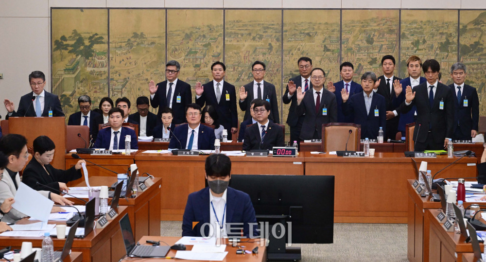 ▲정몽규(왼쪽) 전 대한축구협회장과 홍명보(오른쪽 두번째) 전 축구대표팀 감독을 비롯한 증인들이 30일 서울 여의도 국회 문화체육관광위원회에서 열린 대한축구협회 현안 관련 청문회에서 증인선서를 하고 있다. (고이란 기자 photoeran@)