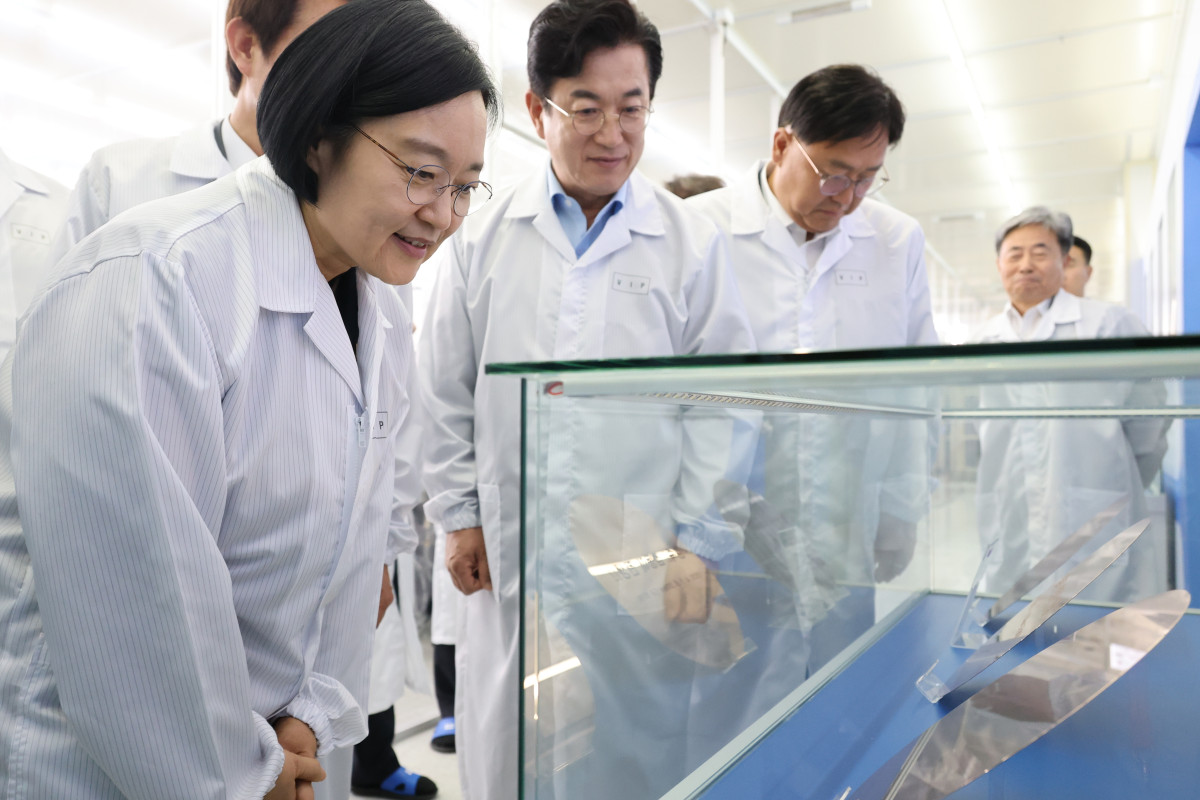 ▲한성숙 국무총리가 30일 대전시 유성구 나노종합기술원을 방문해 충청권 반도체 기업인들과 간담회를 하기에 앞서 반도체 팹을 시찰하며 전시된 웨이퍼를 살펴보고 있다. (연합뉴스)