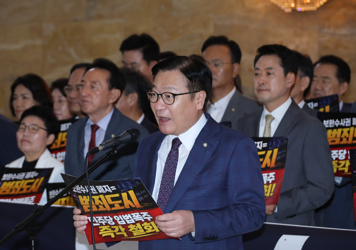 ▲국민의힘 정점식 원내대표가 30일 국회 로텐더홀에서 열린 더불어민주당 보완수사권 폐지 강행처리 규탄대회에서 규탄사를 하고 있다. (연합뉴스)