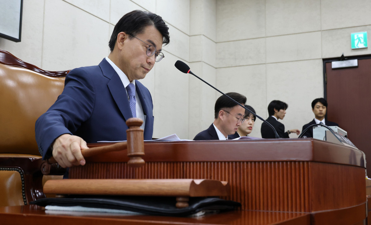 ▲국회 선관위 국조특위 위원장인 윤상현 의원이 30일 국회에서 열린 '제9회 전국동시지방선거 투표용지 부족 사태 등 국민 참정권 침해 진상규명 및 선거관리 개혁을 위한 국정조사 특별위원회' 전체회의에서 활동기간 연장의 건을 의결하고 있다. 2026.7.30 (사진=연합뉴스)