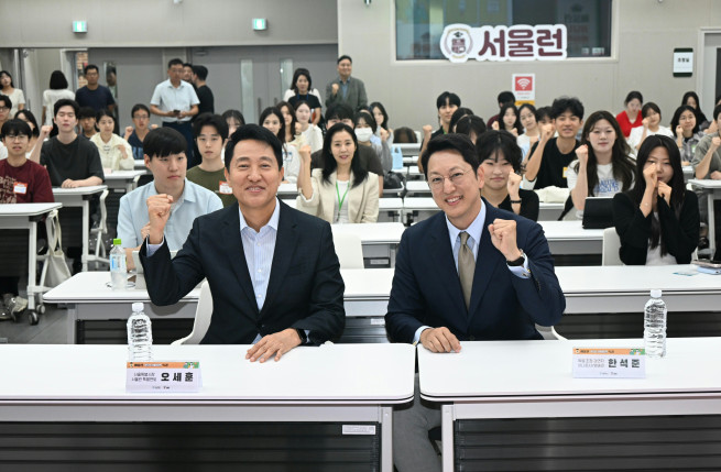 ▲오세훈 서울시장이 30일 ‘서울런 커뮤니케이션 특강’에서 참석자들과 기념촬영하고 있다. (사진제공=서울시)