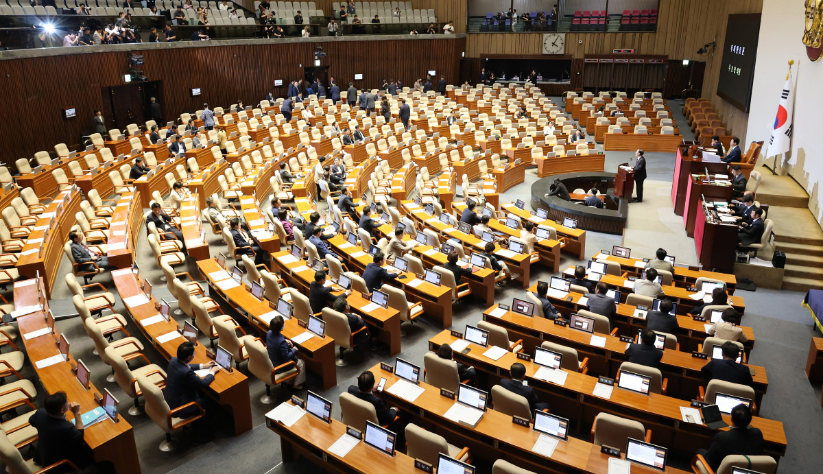 ▲30일 국회에서 열린 7월 임시국회 제3차 본회의에서 국민의힘 주호영 의원이 형사소송법 일부개정법률안에 대해 무제한 토론을 시작하자 더불어민주당 의원들이 본회의장을 떠나고 있다. 사진=연합뉴스