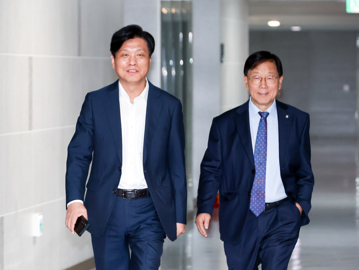 ▲조승래 국회 재정경제기획위원회 위원장(왼쪽)이 30일 국회 의원회관에서 열린 세제개편 안 논의를 위한 국회 재정경제기획위원회 비공개 당정 협의에 입장하고 있다. 오른쪽은 윤후덕 위원. 2026.7.30 (사진=연합뉴스)
