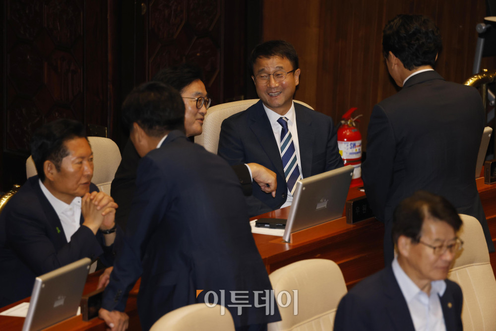 ▲한병도 더불어민주당 대표 직무대행 겸 원내대표, 우원식 전 국회의장, 정청래 당대표 후보가 30일 서울 여의도 국회 본회의에서 동료 의원들과 대화하고 있다. 고이란 기자 photoeran@