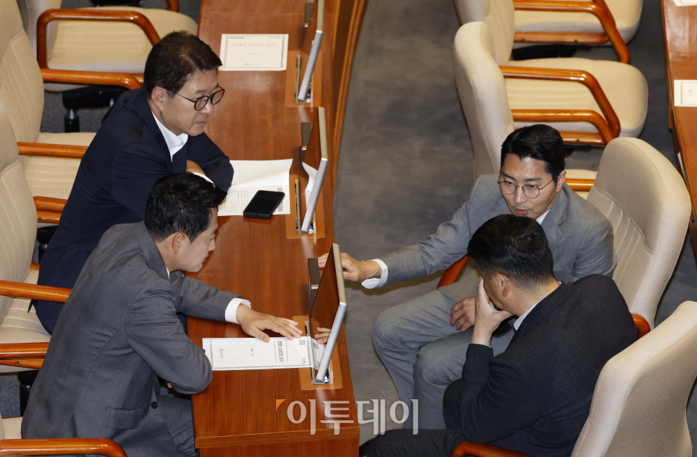 ▲장동혁 국민의힘 대표가 30일 서울 여의도 국회 본회의에서 동료 의원들과 대화하고 있다. 고이란 기자 photoeran@